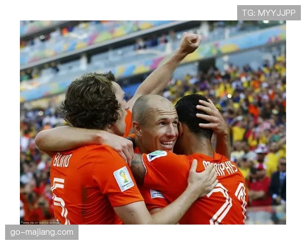 特写：老将夸德拉多替补绝杀后，与萨里相拥庆祝