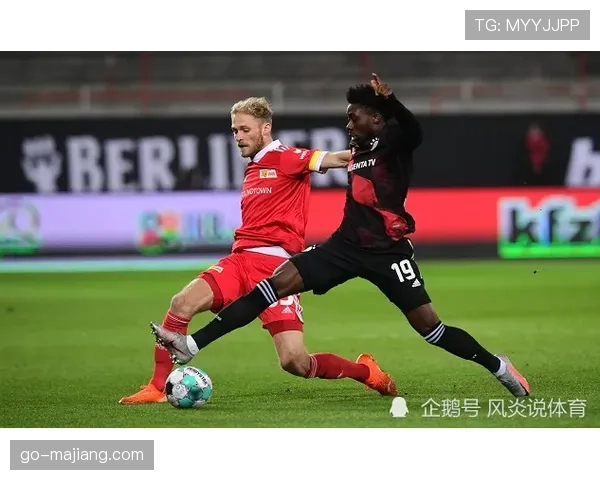 即时：比赛第78分钟，莱万直接任意球破门，巴萨2-1再度领先皇马